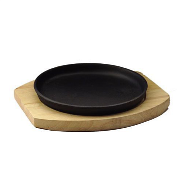 Сковорода порц. d=18,5 см. h=2 см. чугун. на дерев. подставке /1/10/ Сковорода порц. d=18,5 см. h=2 см. чугун. на дерев. подставке /1/10/